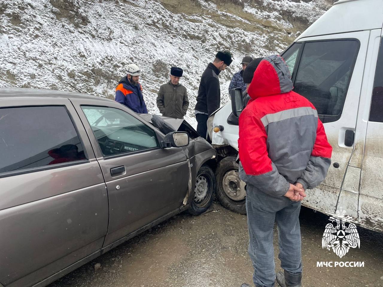 #ДежурныеСутки  Дорожно-транспортное происшествие в сельском поселении Галашки   Сельское поселение Галашки, улица Костоева.  По прибытии на место происшествия спасателями поисково-спасательного отряда "Ингушский"  филиал СКРПСО МЧС России  было установлено, что произошло столкновение двух автомобилей марки Лада "Приора" и Форд "Транзит".   В результате дорожно-транспортного происшествия пострадал 1 человек.  Пострадавший на попутном транспорте был доставлен в травматологическое отделение Сунженской центральной районной больницы г. Сунжа.