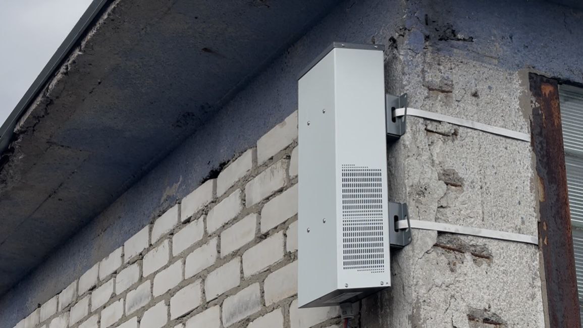 В Курске продолжают модернизировать систему оповещения о чрезвычайных ситуациях. Из-за длительного использования система нуждается в особом внимании. Специалисты регулярно проверяют её состояние и выезжают на места по обращениям горожан для ремонта и обслуживания. 5 мая они проверили и восстановили сирены С-40 в микрорайоне КЗТЗ и на прилегающих улицах. Ранее эти устройства сломались из-за неисправности на телефонной станции на улице Ольшанского. Учитывая возраст системы, специалисты устанавливают новые точки оповещения. По контракту до конца августа должны появиться 13 дополнительных точек. Однако уже определены и частично смонтированы девять из них. При выборе мест для оборудования учитывается безопасность, доступ посторонних, радиус охвата и экстренная информация. Эти работы по повышению безопасности жителей будут продолжаться весь 2025 год.