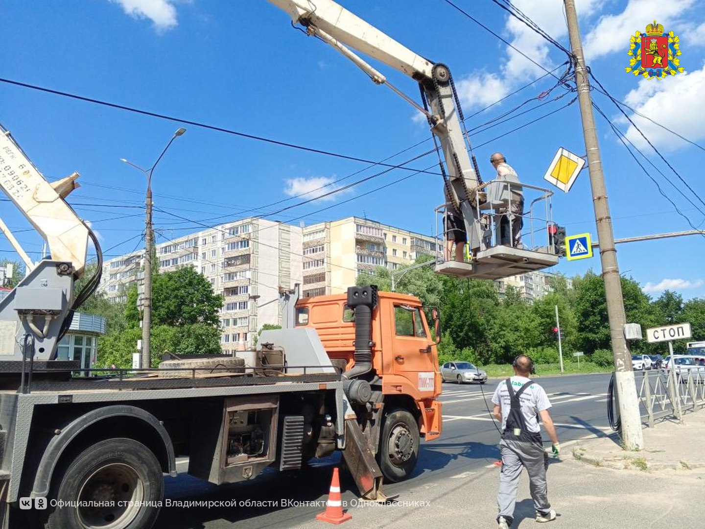К летним каникулам во Владимире модернизируют светофоры В рамках нацпроекта «Инфраструктура для жизни» приоритетное внимание уделяется безопасности дорожного движения, особенно вблизи образовательных учреждений. С 12 мая в областном центре начнётся модернизация 6 светофоров по адресам: проспект Ленина – ул. Студёная Гора ул. Студёная Гора – ул. Дворянская Судогодское шоссе – мост им. 850-летия Владимира Судогодское шоссе – ул. Центральная ул. Василисина – ул. Верхняя Дуброва Лыбедская магистраль – ул. Горького – Ерофеевский спуск Светофоры оснастят современными контроллерами для оптимизации движения. Для эффективного управления потоками будет установлено 17 видеодетекторов, подключенных к центру управления ИТС, что позволит оперативно адаптировать режимы работы.