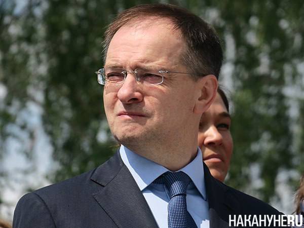 На учебники по истории от Мединского поступило рекордное количество жалоб от учителей Объём критики от школьных учителей в адрес новых учебников истории подготовленных под руководством Владимира Мединского оказался необычайно высоким Об этом заявил научный руководитель Института всеобщей истории РАН академик Александр Чубарьян По его словам вместо обычных кратких предложений авторы получили развернутые аналитические замечания вплоть до 25 30 страниц на каждый учебник Педагоги отметили множество фактологических неточностей и предложили изменить методические подходы к изложению исторических событий Сам Мединский не считает это проблемой поскольку советские учебники тоже много раз исправлялись В обновленных учебниках будет расширен раздел о причинах спецоперации а курс новейшей истории продлят вплоть до встречи президентов РФ и США в Анкоридже Накануне ру Подписаться Прислать новость novosti chelyab bot