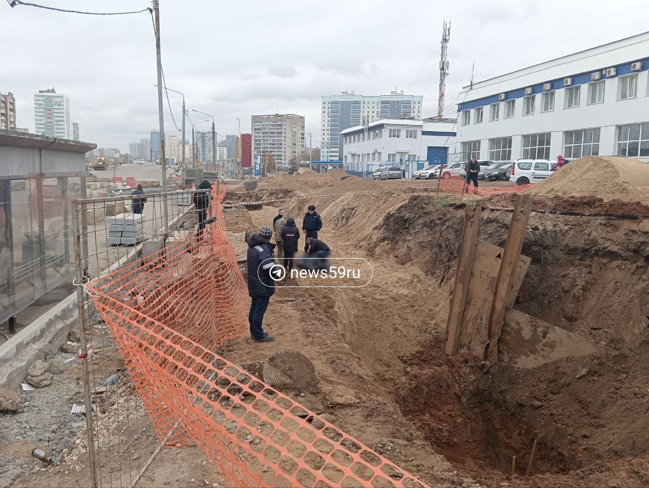 Рабочий погиб. Его тело достали из-под завалов на стройке новой развязки на шоссе Космонавтов.  Корреспондент   передает, что на месте работают следователи. Тело рабочего накрыли, проходит опрос очевидцев.    Подписаться   Прислать новость