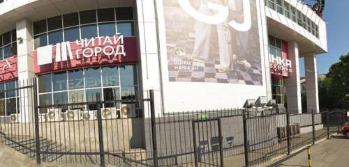 Из книжных Хабаровска убрали издания с ЛГБТ пропагандой В 18 регионах России включая Хабаровский край из книжных магазинов изъяли произведения зарубежных авторов пропагандирующих нетрадиционные ценности обнаруженные в их книгах Под запрет попали романы Бойна Ле Гуин Бакмана В ряде книг дополнительно обнаружили нецензурную лексику оскорбления отдельных социальных групп и превознесение определённой идеологии Издания распространял книжный ритейлер Читай город Прокуратура составила на сеть протокол по статье о пропаганде нетрадиционных отношений 6 21 КоАП РФ Магазинам грозит штраф до миллиона рублей за каждую книгу Международное движение ЛГБТ признано в России экстремистским и запрещено   Прислать свою новость на Дерзкий Хабаровск