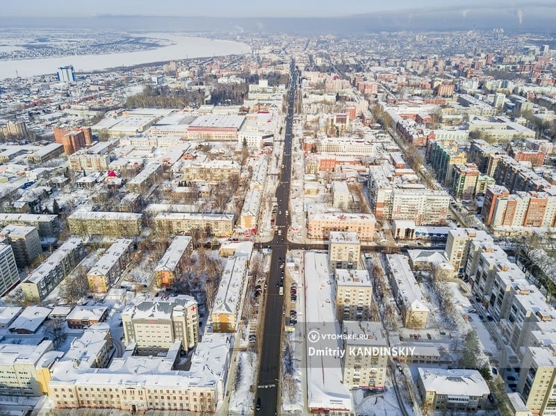 Озвучен перечень дорог, которые планируют ремонтировать в 2025 году  Более десяти крупных участков улично-дорожной сети Томска планируют отремонтировать в рамках нацпроекта Это:    проспект Ленина — ремонт двух участков: от переезда до улицы 5-й Армии  полный комплекс работ  и от проспекта Фрунзе до торгового центра «Тысяча мелочей»  устранение колейности, работы только по покрытию ;   подходы к городу — участки за Коммунальным мостом со стороны Новосибирска — от въезда в город до моста. А также Чекистский тракт — от въезда в город  от светофора на повороте на Кутузова до развязки на Северск ;    улица Киевская — от проспекта Фрунзе в сторону проспекта Кирова;    улица Железнодорожная — завершение реконструкции, начатой в 2024 году;    улицы Говорова  от начальных домов до кольца на 79-й Гвардейской Дивизии  и Новосибирская — ремонт проезжей части, тротуаров и обустройство освещения.  Также в этом году нужно завершить ремонт на дорогах, которые не доделали в 2024-м.    vtomske.ru/news/208687  #томск #новоститомска