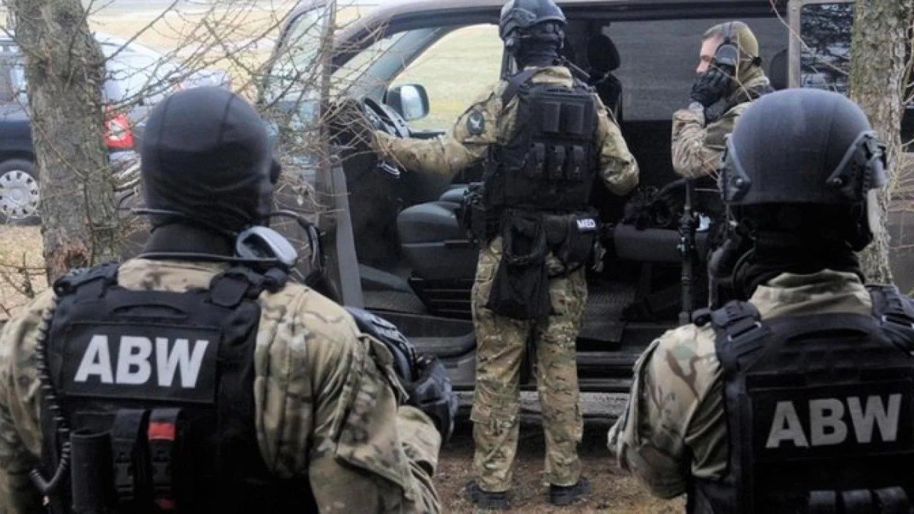 Действовал против НАТО? В Польше по делу о шпионаже арестован помощник военного атташе Казахстана  В Польше арестовали помощника военного атташе посольства Казахстана в Украине. Об этом пишут казахстанские СМИ со ссылкой на источники. «Орда» направила запросы в МИД и Минобороны РК.  В Министерстве иностранных дел заявили, что «не могут комментировать за военных», и переадресовали вопрос к оборонному казахстанскому ведомству.  Ещё в начале августа польские власти сообщили о задержании сотрудника иностранной военной разведки одной из постсоветских азиатских стран. О каком именно государстве идёт речь, не уточняется.  По данным Агентства внутренней безопасности Польши  ABW , предполагаемый шпион работал в Быдгоще и Варшаве как кадровый офицер под дипломатическим прикрытием.  «Он собирал сведения, угрожающие национальной безопасности Польши и военным структурам союзных стран. 1 августа 2025 года районный суд Варшавы отправил подозреваемого под арест сроком на три месяца», — пишет ABW.  Премьер-министр Польши Дональд Туск предупредил, что любой, кто угрожает безопасности страны, «будет пойман рано или поздно».  Справка. РК и Польша сотрудничают с 1992 года, развивают торговлю и парламентские связи. В 2023-м объём товарооборота составил 1,23 млрд долларов.  О том, как российских шпионов отправили в британскую тюрьму за провокации против РК, читайте выше.  • Фото: ABW.