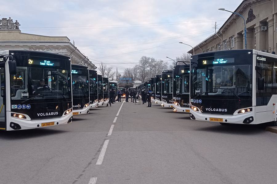 Похоже в Волжском произошло маленькое новогоднее транспортное чудо Город в котором производят Волгабасы наконец то получил свои новенькие автобусы На маршруты в Волжском и Волгограде выходят 120 машин большого и среднего классов Основная часть техники отправилась именно в Волжский Это почти половина всего городского автопарка Еще часть автобусов направили на межмуниципальные маршруты между Волгоградом Светлоярским и Городищенским районами Десять больших машин будут работать на волгоградском маршруте от Родниковой долины до железнодорожного вокзала   Все автобусы работают на газе без привычного дизельного шума и запаха Новые современные и по задумке должны сократить ожидание на остановках Живой Волгоград в Мах