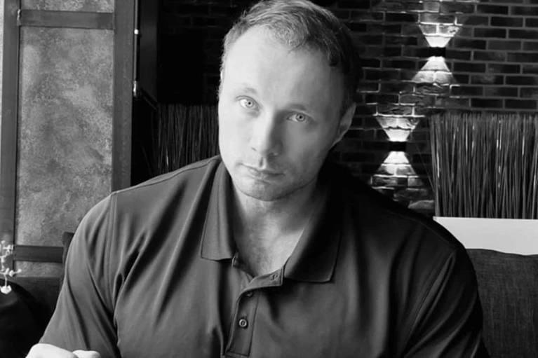 Умер Никита Ткачук, известный бодибилдер из Петербурга Спортсмен ушёл из жизни в возрасте 34 лет. Печальную новость сообщила его жена Мария в социальных сетях. Никита, мой любимый муж, умер 17 мая 2025 года. Отказали почки, отек легких, не выдержало сердце. За год было много испытаний. Ресурсы закончились. Пока нет других слов, только шок, — написала Мария. По информации «Комсомольской правды», роковым для бодибилдера стало подписание контракта с одной из фармакологических фирм, которая специализируется на медикаментозном увеличении мышц. После этого ему пришлось пережить четыре хирургических вмешательства. Однако что именно стало причиной кончины, станет известно позже. : Соцсети героя публикации : СПб — отдай свой буст нам