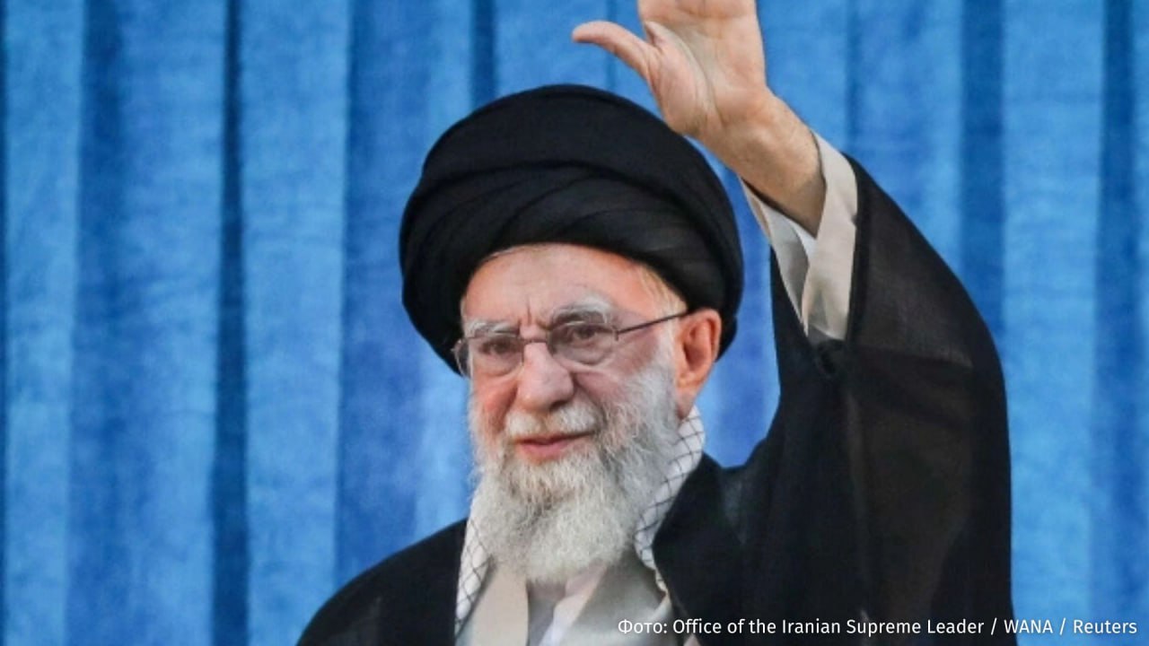 Иран возлагает на президента США Дональда Трампа ответственность за жертвы и ущерб во время протестов и клевету на иранцев заявил верховный лидер Ирана Али Хаменеи Мы считаем президента США виновным в жертвах причиненном ущербе и клевете которую он распространял в отношении иранского народа написал он в соцсети Х  Протесты в Иране против резкого падения курса нацвалюты начались 28 декабря и охватили практически всю страну Протестные акции превращались в столкновения с полицией и сопровождались лозунгами против политического строя Ирана В ходе демонстраций общее число подтвержденных смертей достигло 3090 еще 3882 случая находятся на рассмотрении следует из данных HRANA Дональд Трамп в свою очередь заявлял что хотел бы нанести быстрый и решительный удар по Ирану чтобы не спровоцировать затяжной конфликт Также он подчеркнул что следит за ситуацией и готов на очень жесткие меры если иранские власти начнут вешать антиправительственных протестующих IZ RU в Telegram в MAX