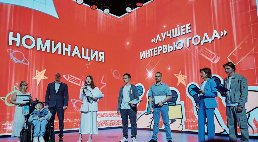 Сергей Кириенко наградил победителей Всероссийской премии «Разговоры о важном» Первый заместитель руководителя администрации Президента России Сергей Кириенко и вице-премьер Дмитрий Чернышенко наградили победителей I Всероссийской премии «Разговоры о важном», сообщила пресс-служба Правительства России. «Чувство гордости, с которым ребята относятся к российскому флагу, к российскому гимну, — это результат огромной работы воспитателей, педагогов, наставников, советников по воспитанию, наставников „Движения первых“, благодаря команде „Разговоров о важном“ и тех людей, которые, несмотря на свою занятость, включаются в проект», — отметил Кириенко. Торжественное награждение прошло в День защиты детей в рамках фестиваля «Движения первых» на ВДНХ. Фото: телеграм-канал Правительства России Читать полностью