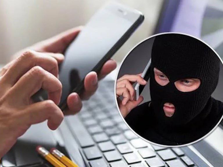 Мошенники придумали новую схему обмана с неоплаченными штрафами ГАИ Злоумышленник звонит жертве выдавая себя за судебного пристава и утверждает что у человека есть просроченный штраф Для проверки информации он предлагает зайти на портал Госуслуги после чего отправляет СМС с кодом и просит продиктовать его  Будьте осторожны не переходите по подозрительным ссылкам предупреждают в МВД НАШИ РЕСУРСЫ Telegram Tik tok YouTube RUTUBE