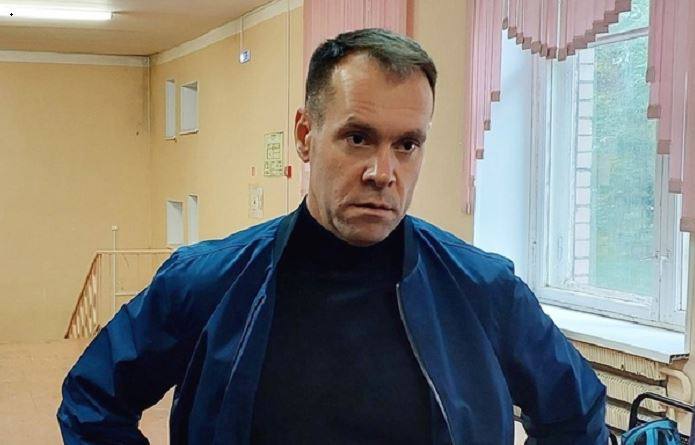Рокировка с потерей значимости. Очевидно, что в кадровых перестановках, случившихся сегодня в Вологодской области, понятия статуса и карьерного роста выместила эффективность. Для первого заместителя губернатора Сергея Жестянникова должность мэра Вологды явное понижение. Для мэра столицы Вологодского края Андрея Накрошаева пост министра по строительству тоже не рост в карьере. Он ранее занимал министерскую должность в сфере строительства и обслуживания автомобильных дорог. Смысл не в статусе, а в эффективности. Возможно, губернатор Вологодской области разглядел в Андрее Накрошаеве сурового и беспринципного хозяйственника, способного строить и создавать, но не очень грамотного политика. Вологда столкнулась с яростным сопротивлением реализации инициатив главы региона от заказных общественных деятелей, погрязла в информационных боях. Сергей Жестянников способен разруливать, как раз, политические проблемы. Политические интриги в Вологде стали камнем преткновения даже в вопросах благоустройства. Некие личности, возомнившие себя экспертами, поднимают общественный шум по любому поводу, закидывают силовые структуры жалобами на произвол властей во время производства строительных работ. Саботаж и политические диверсии наблюдаем даже в строительстве Кремлевской площади. Понятно, кто и зачем стоит за этими неприятностями. Оппозиционные информационные ресурсы компании «Северсталь» несут хаос в общество, поддерживая смутьянов.