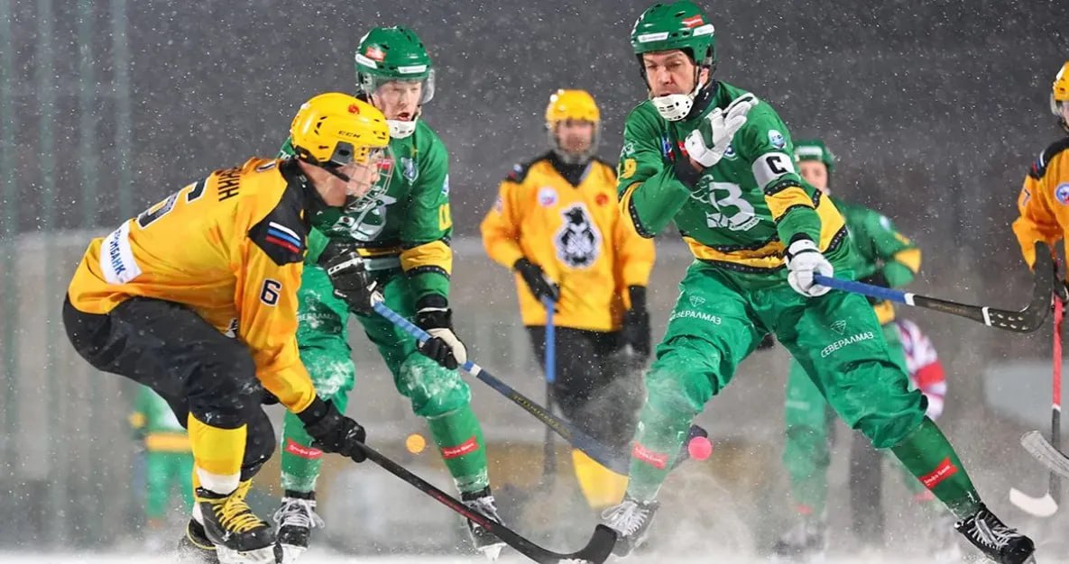 Хабаровский СКА Нефтяник в Архангельске взял верх над Водником В центральном матче очередного тура регулярного первенства России по хоккею с мячом сезона 2025 26 годов СКА Нефтяник в Архангельске несмотря на непогоду победил Водник Исход игры 3 5 Хабаровчане сохраняют лидерство в турнире выиграв 13 матчей подряд 18 января СКА Нефтяник сыграет последний матч в выездном туре в Москве против команды Динамо todaykhv