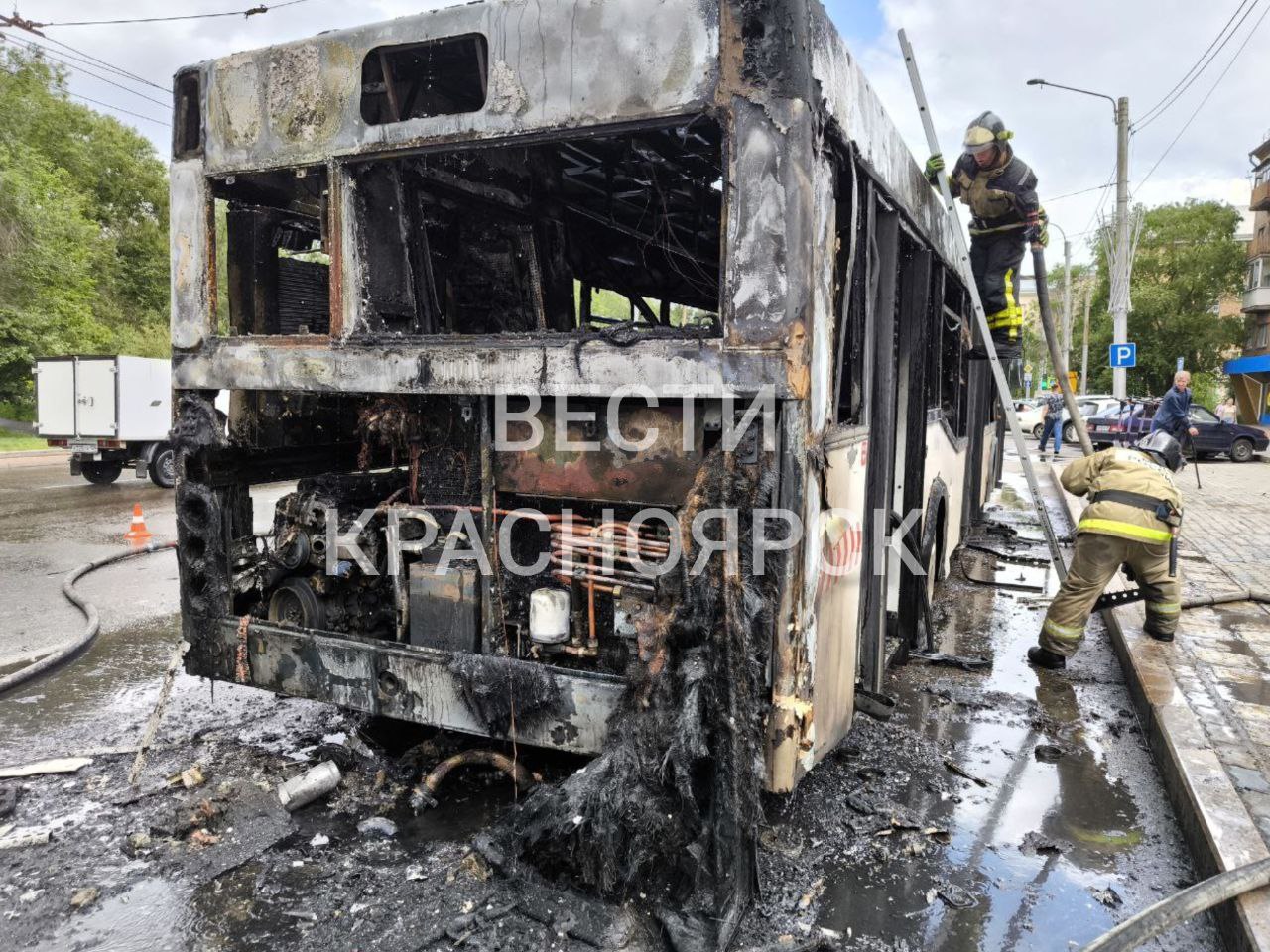Автобус загорелся на Красной площади в Красноярске Площадь возгорания 24 кв м, сообщает МЧС. Съёмочная группа «Вести. Красноярск» работает на месте, подробности расскажем в 21.10