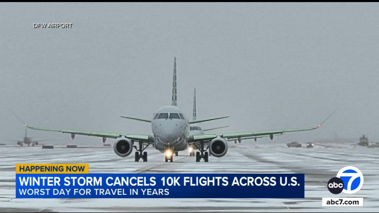 В США зафиксировали рекордное число задержек и отмен авиарейсов со времён пандемии 25 января из за сильной непогоды было задержано более 4 тыс рейсов и отменено свыше 11 тыс вылетов Чрезвычайное положение объявили как минимум в 18 штатах от Техаса до Нью Йорка из за морозов и снегопадов Это худший день который мы наблюдали в части задержки и отмены рейсов со времен пандемии Но это делается для того чтобы обеспечить безопасность пассажиров сказал Даффи tipical vizovik
