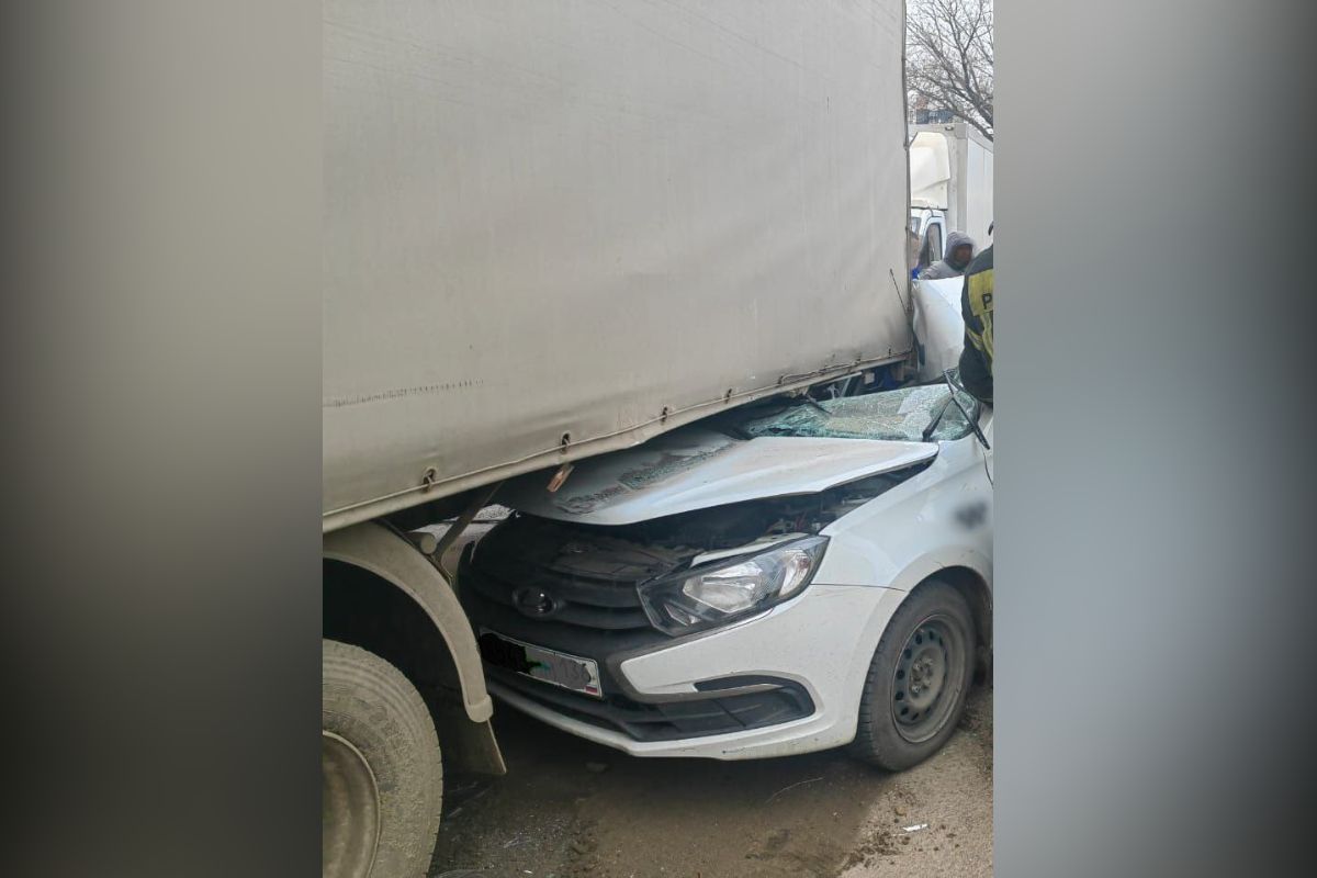 В Воронеже мужчина и девушка пострадали в ДТП, залетев на машине под грузовой автомобиль     Инцидент произошел сегодня, около 12:40 в Воронеже на улице Пирогова. Предварительно, 42-летний водитель автомобиля «Лада Гранта» не справился с управлением, из-за чего врезался в припаркованную грузовую машину «Газель Некст», залетев под нее.  ↗  Прислать новость   Подписаться