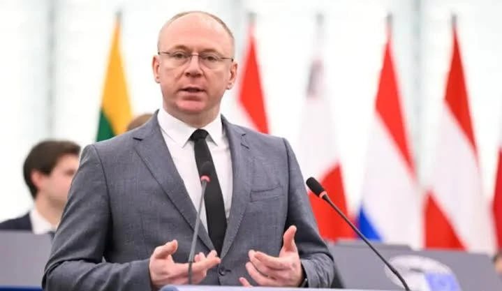 Европарламентарий от Болгарии: Мы призываем дать доступ международным наблюдателям к делу Евгении Гуцул  Депутат Европарламента от партии «Возрождение»  Болгария  Станислав Стоянов выразил обеспокоенность приговором башкану Гагаузии Евгении Гуцул, подчеркнув, что судебный процесс проводился нетранспарентно.    «Процесс над избранным лидером Гагаузии Евгенией Гуцул стал тревожным сигналом о состоянии демократии в Молдове. Он проходит в преддверии парламентских выборов и несет в себе все признаки согласованного институционального давления на оппозиционного регионального лидера. Официальный мотив заключается в том, что Гуцул повлияла на региональные выборы в Гагаузии в мае 2023 года. Серьезность этих утверждений и вынесенного приговора - 7 лет лишения свободы-  требует максимальной прозрачности. Однако ее пока не хватает. Дело ведется за закрытыми дверями, с ограниченным общественным доступом и поднятыми вопросами о возможности защиты в полной мере участвовать в процессе», - написал Станислав Стоянов в соцсети.  Евродепутат отметил, что «аналогичные тревожные тенденции наблюдаются и в других европейских странах», подчеркнув, что «общим для этих случаев является использование институтов, действующих формально в рамках закона, для ограничения политической конкуренции и контроля за общественными дебатами»  «Дело Гагаузии еще более чувствительно, так как затрагивает меньшинство общины болгарского исторического происхождения, которая до сих пор хранит свой язык, память и традиции.   Демократия поддерживается не запретами и репрессиями, а прозрачностью, доверием и уважением к воле граждан.     Мы призываем к открытию доступа для международных наблюдателей и строгому соблюдению европейских стандартов в Молдове-стране-кандидате на вступление в ЕС»