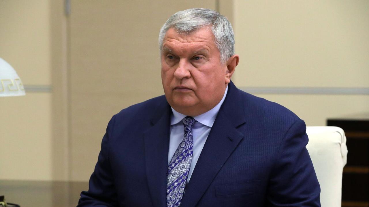 «Роснефть» в своем бизнес-плане на 2025 год заложила цену на нефть в размере $45 за баррель, а на 2026 год — $42–43. Такой консервативный прогноз позволит компании снизить риски от возможных геополитических потрясений и колебаний на рынке, объяснил глава «Роснефти» Игорь Сечин