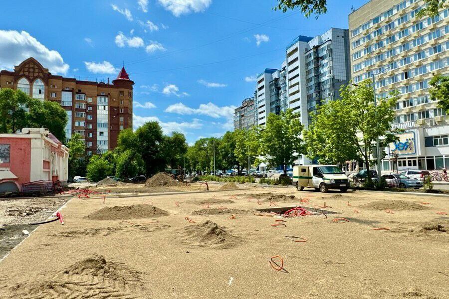 В мэрии областного центра рассказали, на каком этапе находятся работы в новом сквере на пересечении улиц Ленина и Калинина. На данный момент рабочие завершили демонтаж старых конструкций и активно занимаются подготовкой основания.  Выполнено уже 38 % от общего объема работ – идет заливка бетона и установка бортовых камней.  Будущее пространство будет по-настоящему современным и уютным. В сквере появятся стильные скамьи с подсветкой, качели с навесом, светящиеся арки, светодиодная брусчатка, зелёные насаждения  амурский бархат, липы, сирень .  Окончание работ в сквере запланировано на осень 2025 года.   На благоустройство этого участка земли в центре города потратят 35,8 миллиона рублей за счет средств федерального, областного бюджетов и бюджета города Благовещенска.