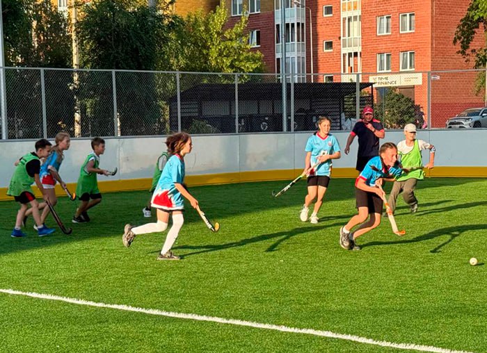 На новом спортивном корте с искусственным покрытием на улице Поленова, 6 впервые прошел турнир по хоккею на траве среди дворовых команд. Площадка была обустроена в рамках проекта «Народные инициативы».  Соревнования прошли под руководством инструктора-методиста МКУ «ГСМЦ» Иркутска Евгения Скачкова. В них приняли участие три команды: «Травушка», «Ангара» и «Байкал». Ребята продемонстрировали отличную технику, слаженную игру и спортивный азарт.  Итоговые результаты: Первое место – команда «Байкал», Второе место – команда «Ангара», Третье место – команда «Травушка».  В планах администрации Иркутска – проведение регулярных тренировок и новых турниров, а также обустройство еще четырех подобных площадок по всему городу.