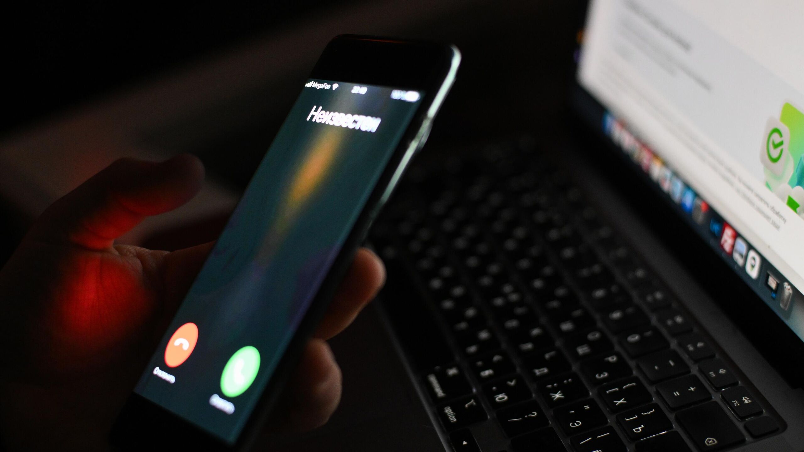 Аферисты в России стали выманивать персональные данные собственников и жильцов многоквартирных домов сообщая о якобы установке новой пропускной системы выяснило РИА Новости Мошенники пишут в чаты собственников и жильцов квартир что в их доме якобы будет установлена новая современная пропускная система Злоумышленники сообщают что установка осуществляется бесплатно однако жителям дома необходимо заранее предоставить личные данные номер квартиры и количество требуемых пропусков