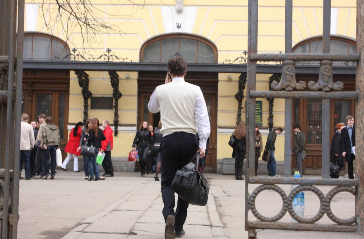 Президент России Владимир Путин высказался за расширение возможности бесплатного образования и против отмены контрактной формы обучения Свою позицию он обозначил на заседании Госсовета Нужно безусловно расширять возможности получения образования на бюджетной основе очевидно но надо ли запрещать совсем платное образование по инженерной специальности Мы же будем просто сокращать эти возможности У кого то из ребят что то не получилось ну всякое бывает Это не значит что человек не талантливый заявил глава государства Виктория Семенова Подписаться на ДП в Telegram MAX