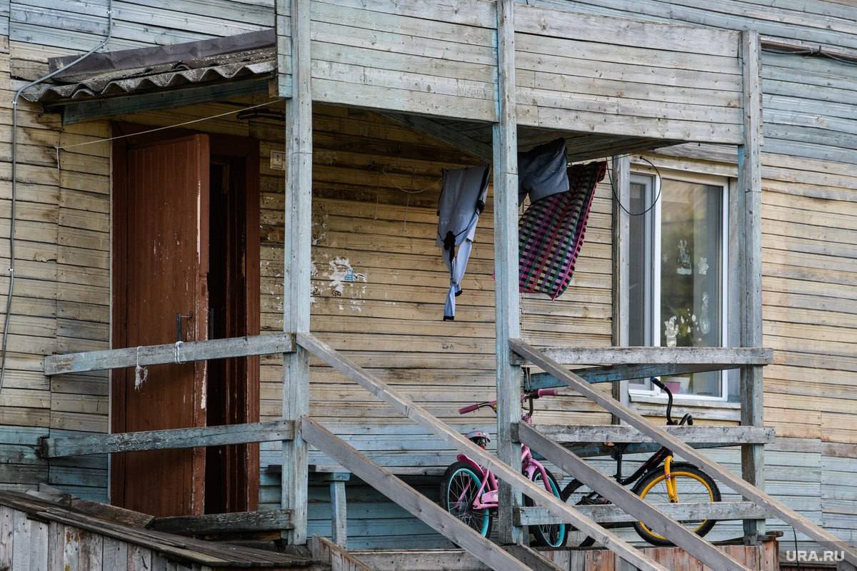 Жильцы дома на улице Мичурина в Ханты-Мансийске жалуются на аварийность здания   В доме 1971 года проваливается пол и потолок, трескаются стены. «Наш дом все никак не признают аварийным, мы не знаем, что делать, скоро провалюсь к соседке снизу!», - поделилась жительница с URA.RU.   Подписаться   Прислать новость