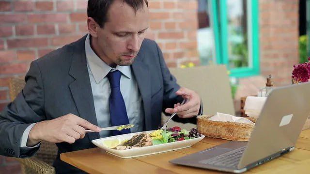 Учёные Есть лучше всего в компании Принимать пищу в гордом одиночестве оказалось вредным для здоровья Об этом заявили ученые из Университета Флиндерса Отсутствие компаньона за столом существенно снижает аппетит сокращает рацион и оказывает негативное влияние на психоэмоциональное состояние человека Люди которые часто едят в одиночестве питаются неполноценно и пропускают приемы пищи Еда в одиночестве отражается не только на физическом здоровье но и влияет на функциональную самостоятельность и хрупкость в старости Все эти последствия больше всего сказываются именно на пожилых людях Но ученые подчеркивают то все можно переиграть сформировав правильные условия для совместного питания Russia News Подпишись