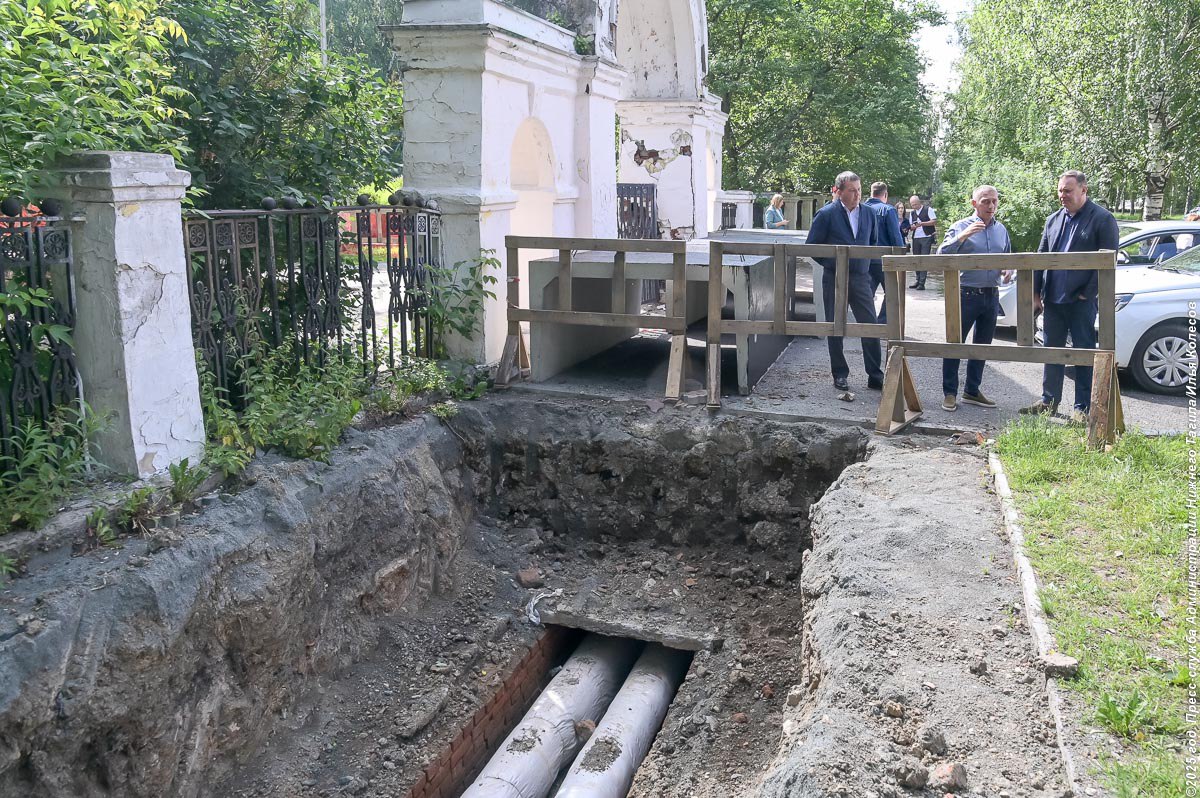 В Нижнем Тагиле на улице Пархоменко идет замена старых трубопроводов распределительной теплосети длиной свыше 1,8 км. К теплосети на этой улице подключены 46 многоквартирных домов и 11 социальных объектов  Сейчас рабочие убирают старую теплосеть и монтируют лотки под новые трубопроводы. После они будут выставлять скользящие опоры и монтировать новую трубу.  Сумма муниципального контракта, по которому проводится данный вид работ, составляет почти 275 млн рублей, из которых только 80 млн рублей — из местного бюджета. Остальные средства привлечены из федерального и регионального бюджетов благодаря участию города в нацпроекте «Инфраструктура для жизни».  Отметим, что в 2025 году в рамках этого контракта также будет произведена модернизация сетей в Дзержинском районе на участке протяженностью около 1,6 км.    пресс-служба администрации Нижнего Тагила   Подписаться на «ОГ» Прислать новость Поддержать канал