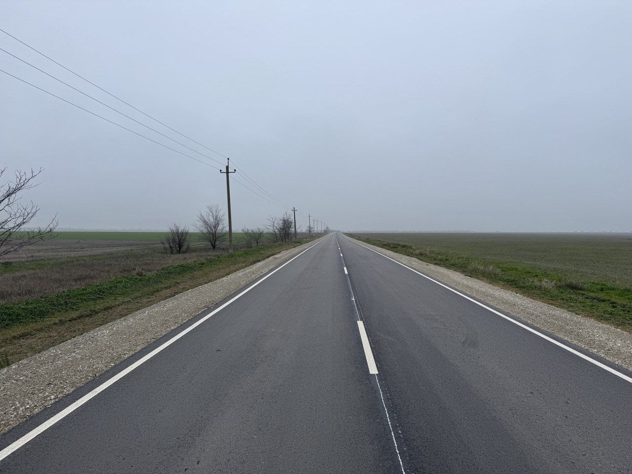 В Крыму благодаря национальному проекту Инфраструктура для жизни завершился ремонт участка дороги общего пользования межмуниципального значения Новоселовское Саки протяженностью 20 км Заказчиком является ГКУ РК Служба автомобильных дорог Республики Крым Работы включали в себя комплексную модернизацию фрезерование старого покрытия замену основания укладку новых слоев асфальтобетона укрепление обочин установку бордюров и тротуаров