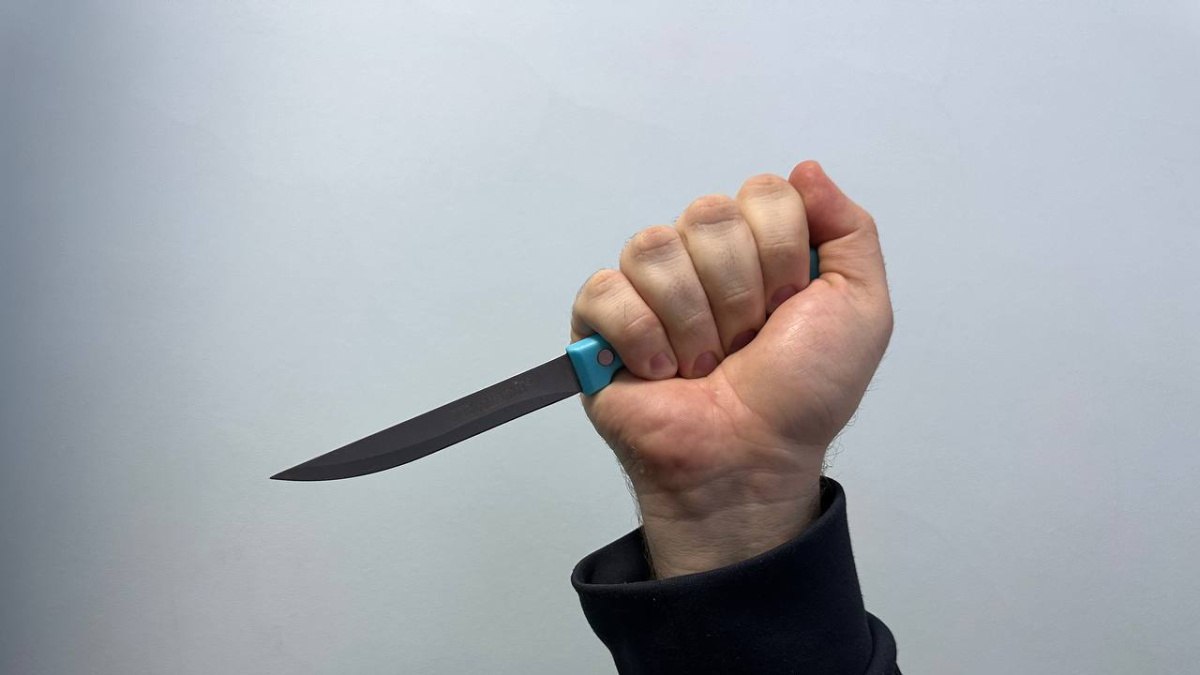 Банда "сиротинские" может быть причастна к покушению на самарского политтехнолога в 2010 году В Самаре возобновлено расследование громкого преступления, совершённого в 2010 году. Речь идёт о покушении на жизнь известного в регионе политтехнолога. Следственный комитет связывает это нападение с деятельностью вооружённой преступной группы, известной как «сиротинские». По данным следствия, преступление могло быть непосредственно связано с профессиональной деятельностью пострадавшего. Его имя официально не раскрывается, однако известно, что он занимал заметное положение в медиапространстве Самарской области и вёл публичную деятельность. Возвращаясь домой, пострадавший подвергся нападению со стороны двух неизвестных. Ему было нанесено более десятка ножевых ранений, в том числе в область головы и шеи. Только благодаря быстрой реакции близких и врачей он остался жив. Следователи смогли установить приметы нападавших и воссоздали фоторобот одного из них. Второго предполагаемого преступника опознали позднее с помощью компьютерной реконструкции. ГТРК Самара