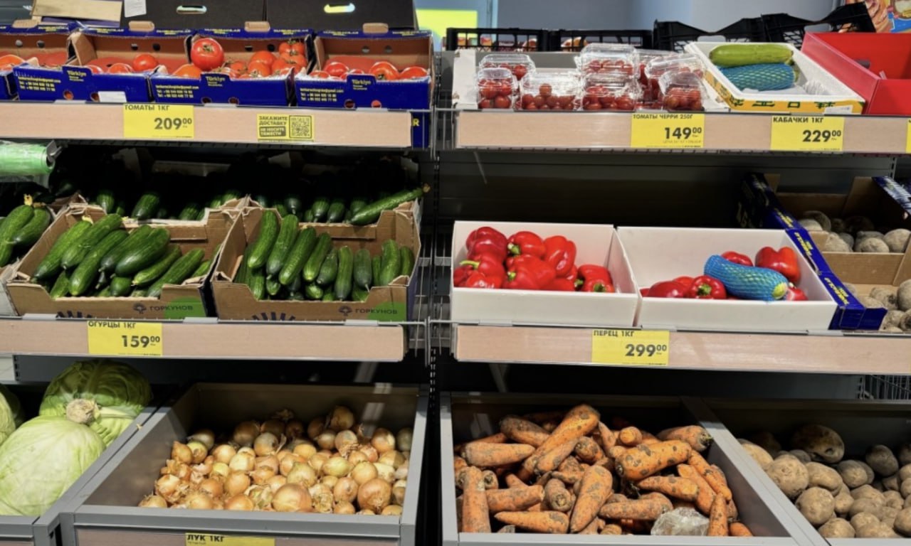 Власти Ростова рассказали, каков запас продуктов в городе на случай ЧС Запаса важнейших продуктов питания в Ростове хватит на срок от 3 до 59 дней, сообщила начальник отдела организации торговли города Виктория Пастухова. По её словам, статистика товарных запасов нужна для понимания того, насколько хватит продуктов в Ростове в случае ЧС. Как пояснила Пастухова, уровень обеспеченности товарами характеризуется размерами их запасов в днях оборота, то есть на сколько дней торговли хватит продуктов. Он рассчитывается на основе официальной статистики. Дольше всего на прилавках и складах задержатся до 59 дней консервы из мяса и мяса птицы, кондитерские изделия, меньше от трёх дней — картофель, овощи, фрукты, курица и другие. Как подчеркнула Пастухова, никаких нормативов по запасам основных продуктов питания для Ростова нет. В целом, по её словам, в Ростове запасы товаров первой необходимости находятся на достаточном уровне. Подписаться на "Новости Ростова" Прислать новость