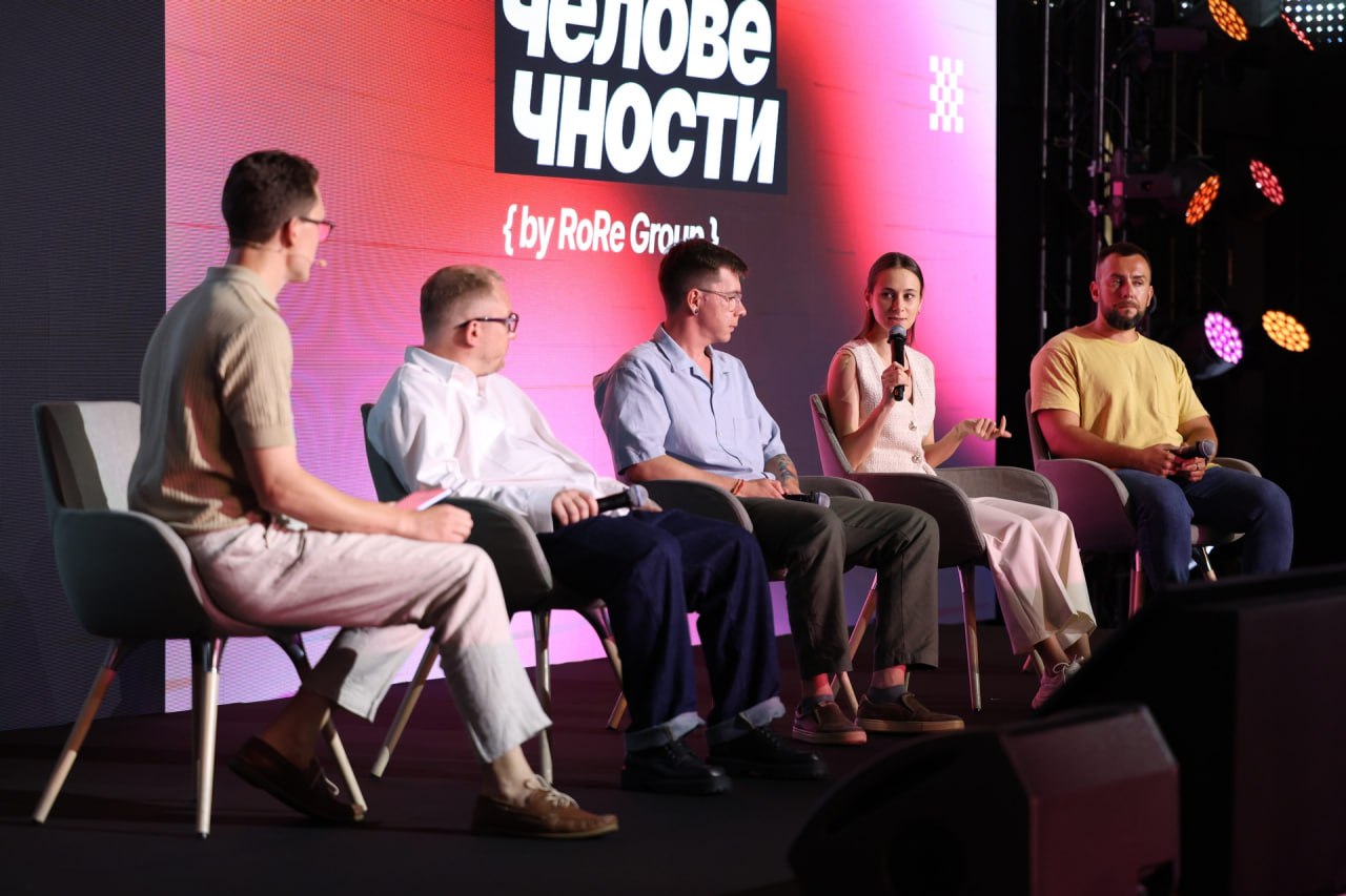 Куда нас приведет ИИ? Мнение Авито На конференции "Код человечности" Анастасия Рысьмятова, руководитель разработки больших языковых моделей Авито, обсудила развитие технологий ИИ, их применение в бизнесе, влияние на рынок труда, а также ключевой тренд — ИИ-агентов. Безопасность ИИ-контента Внедрение генеративного ИИ требует поддержки безопасности — модель имеют свойство галлюцинировать: «GenAI не всегда предсказуем, поэтому компании применяют автоматизированные системы мониторинга, A/B-тестирование различных промптов и моделей, а также используют метрики качества и обратную связь пользователей для постоянного улучшения производительности LLM», — рассказала Анастасия. LLM и рынок труда Профессии будут меняться — нейросети уже интегрированы почти во все сферы нашей жизни и все больше востребованы навыки точной формулировки запросов к ИИ: «Если задача сформулирована четко, LLM справляется отлично. Но само техническое задание все еще должен писать человек», — отметила Анастасия. Будущее за автономными системами Один из самых горячих трендов обсуждения – ИИ-агенты: «В будущем вы не будете вручную искать объявления. Вы просто напишете ИИ-ассистенту, что нужно, а он сам свяжется с продавцами, договорится о скидке и подберет лучшие варианты. Для бизнеса это огромная трансформация – придётся перестраивать процессы», — поделилась Анастасия.