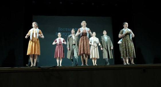 В Оренбурге покажут уникальный спектакль концерт на жестовом языке Воспевая Победу Завтра 29 ноября на сцене ДКиС Газовик зрителям представят театрализованный концерт на русском жестовом языке посвященный 80 летию Победы в Великой Отечественной войне Он проводится в рамках фестиваля Воспевая Победу В организации и проведении концерта примет участие Оренбургское региональное отделение Общероссийской общественной организации инвалидов Всероссийское общество глухих В первой части зрителям покажут концерт на русском жестовом языке Песни рожденные войной Во второй части запланировано проведение мастер класса и флешмоба Для этого выбрана песня Журавли Победы муз Виталия Осошника слова Станислав Минакова получившая известность в рамках проекта Главные детские песни московского Музея Победы Фестиваль Воспевая Победу задуман как серия массовых юбилейных мероприятий организованных адресно для людей с проблемами слуха в разных городах России Акция получила поддержку Фонда президентских грантов На региональном уровне его проведение поддерживается министерством социального развития Оренбургской области Реализует проект московский Театр мимики и жеста Труппа театра уже провела фестивальные мероприятия в Москве Ростове на Дону Белгороде Воронеже Твери Орле Костроме Переходите по ссылке и присоединяйтесь к нам в MAX