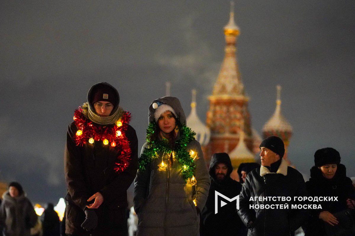 1  2  3  4   Сбитый в новогодние праздники режим может привести к повышенной утомляемости и ощущению тумана в голове По словам психотерапевта Михаила Ответчикова череда праздничных вечеринок воспринимается нервной системой как хаотичная стимуляция а не отдых В результате наш мозг расслабляется становится меньше самоконтроля и меньше способности держать внимание Резкий возврат к работе после такого периода воспринимается как стресс и нервная система отвечает вяло медленно с задержкой Подпишись на Агентство Москва