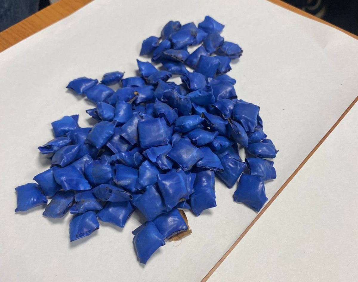 В Артёме будут судить узбека которого задержали с 240 закладками В Артёмовский городской суд поступило дело 23 летнего гражданина Узбекистана которого обвиняют в покушении на сбыт синтетических наркотиков в крупном размере По версии следствия мужчина находившийся в России незаконно работал в составе преступной группы и собирался разложить по Приморью более 240 тайников закладок для продажи через мессенджеры Полицейские задержали его по пути к очередной точке прервав планируемый сбыт В машине нашли 240 свёртков общим весом свыше 80 граммов Его действия квалифицировали по тяжёлой статье о приготовлении к сбыту предусматривающей длительное лишение свободы Суд уже продлил срок содержания под стражей разбирательство по существу продолжается РОЗЫГРЫШ СЕРТИФИКАТОВ Подписывайтесь на NEWSVL