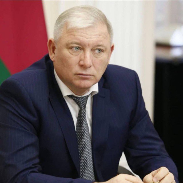 Генпрокурор Александр Гуцан внес в Госдуму представление о лишении депутатской неприкосновенности Анатолия Вороновского Член думского комитета по транспорту известен тем что ранее был заместителем губернатора Краснодарского края 58 летний Анатолий Вороновский родился в Баку после службы в армии поступил в Азербайджанское высшее военно морское училище которое окончил в 1998 году Затем обучался в Северо Кавказской академии государственной службы Больше десяти лет с начала нулевых проработал на разных должностях в муниципальных органах власти Краснодарского края После того как Кубань возглавил Вениамин Кондратьев Анатолий Вороновский перешел в краевую администрацию Был заместителем губернатора в 2017 2021 годах На выборах в Госдуму VIII созыва баллотировался по партийным спискам от Единой России но напрямую не прошел Но потом получил вакантный депутатский мандат по списку партии В составе Госдумы стал членом комитета по транспорту и развитию транспортной инфраструктуры Несколько лет назад в соцсетях появилось анонимное расследование деятельности Вороновского на посту вице губернатора Краснодарского края Утверждалось что Вороновский был фактическим владельцем двух крупных компаний регулярно побеждающих в тендерах на ремонт и строительство дорог в регионе По закону лишение неприкосновенности необходимо для возбуждения в отношении депутата уголовного дела 10 ноября комиссия Госдумы рассмотрит представление генпрокурора о лишении неприкосновенности Анатолия Вороновского Фото телеграм канал Анатолия Вороновского Подписывайтесь на BFM И в MAX