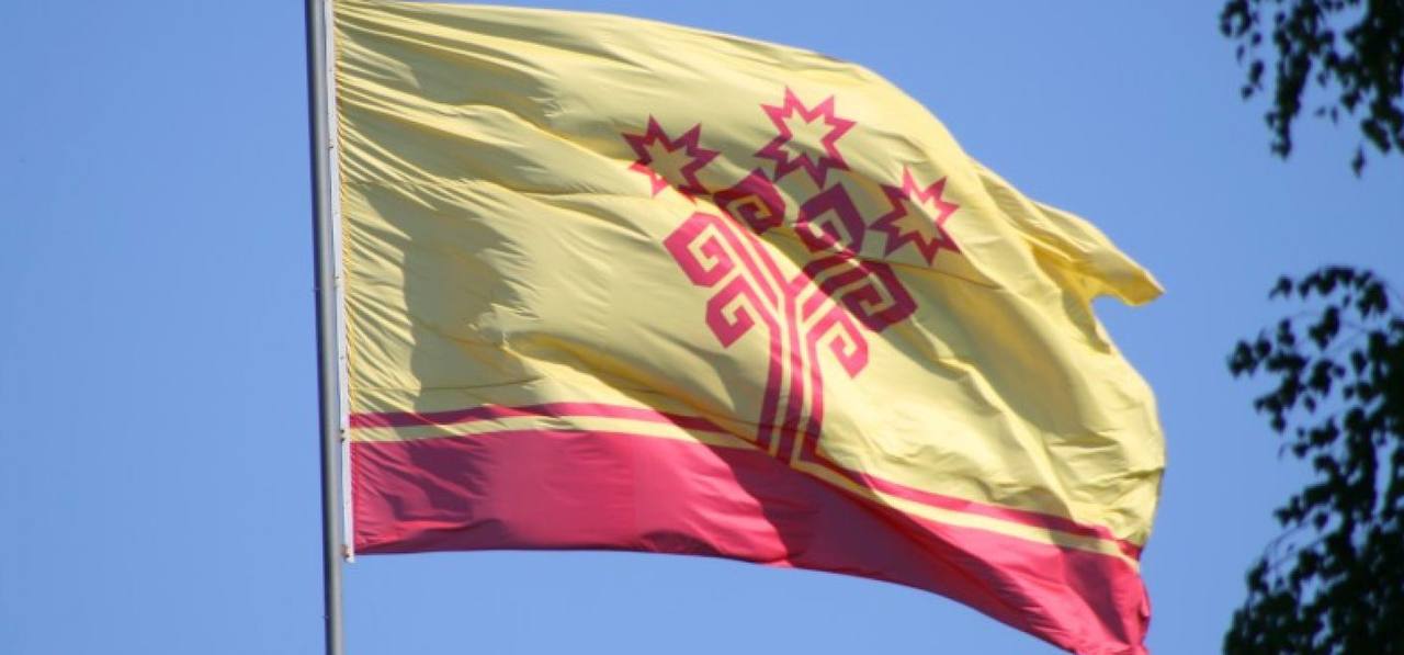 В Чувашии расширят сферу использования государственных флага и гимна республики Правительство одобрило законопроект Минкультуры Чувашии Государственный флаг Чувашии будут вывешивать на зданиях учреждений работающих в сфере молодежной политики а также во время массовых мероприятий которые они организуют включая спортивные праздники Гимн Чувашии тоже будут использовать чаще Он будет звучать на молодежных форумах праздниках олимпиадах конкурсах и спортивных соревнованиях Главное чтобы организаторами таких событий выступали государственные или муниципальные органы и учреждения республики По замыслу правительства более активное использование государственной символики укрепит патриотизм и уважение к официальным атрибутам региона