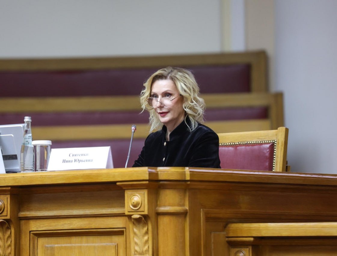 Инна Святенко Креативная экономика становится драйвером развития Заместитель Председателя Совета Федерации Федерального Собрания России Инна Святенко рассказала о насыщенной программе Содружества моды Впервые были представлены темы спортивной моды технического текстиля искусственного интеллекта в лёгкой промышленности инфраструктуры креативных индустрий и вопросов интеллектуальной собственности На сегодняшний день креативная экономика является не вспомогательной сферой а полноценным драйвером развития влияющим на региональные стратегии формирование новых производственных цепочек кадровую политику экспорт культурную среду и международное сотрудничество подчеркнула вице спикер IV форум по словам Инны Святенко ещё раз подтвердил что государства Содружества обладают значительным потенциалом совместной работы в формировании промышленных коопераций создании новых стандартов развитии образовательных программ и продвижении культурных проектов Подписывайтесь на Парламенты СНГ