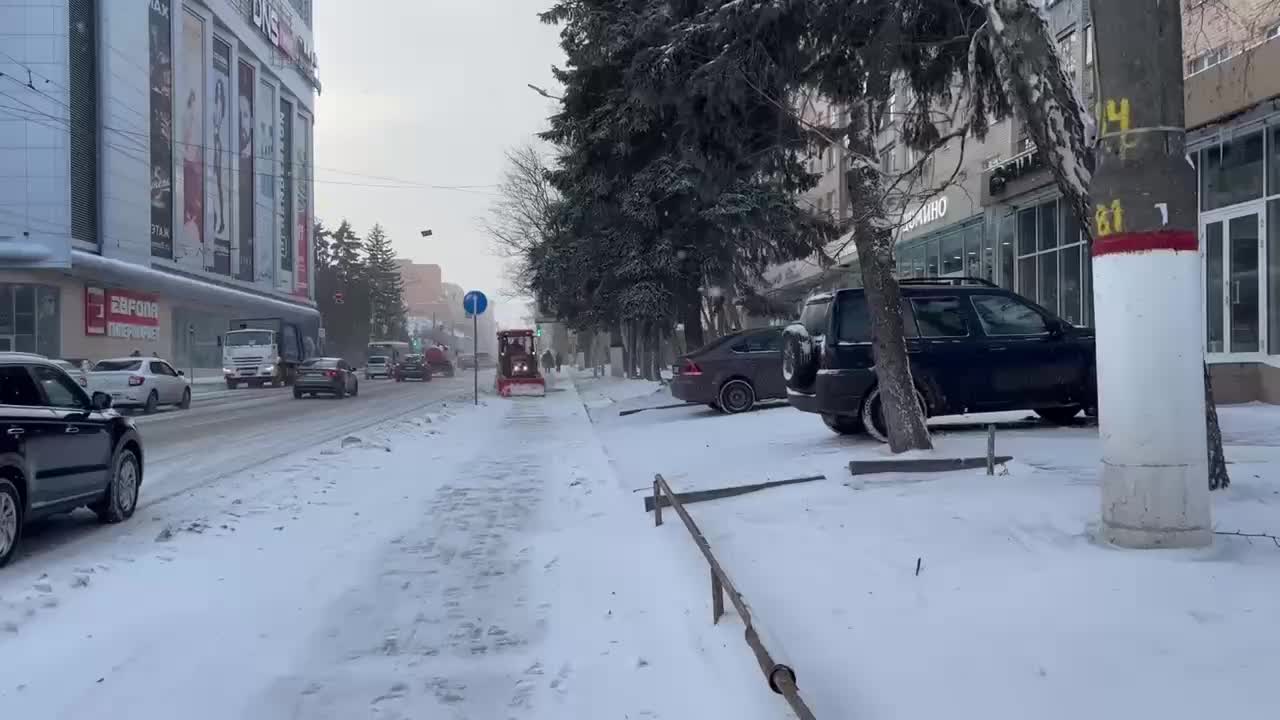 Коммунальные службы Ижевска продолжают круглосуточную уборку улиц