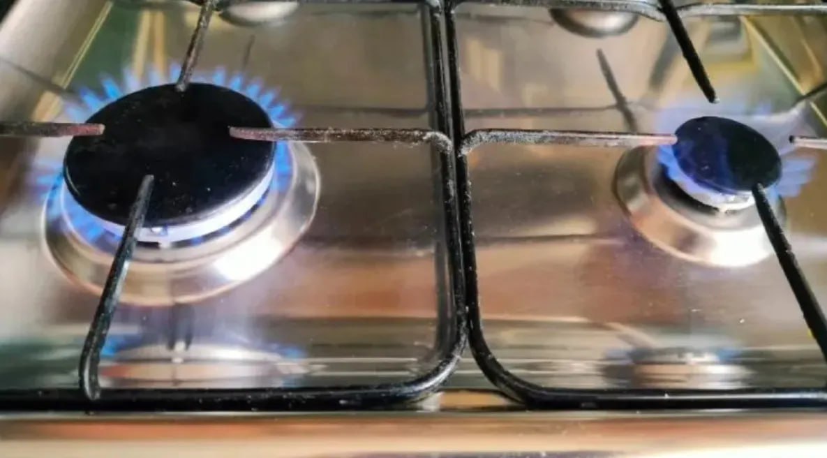 ⏺ Посёлок Хор бесплатно переводят на природный газ Посёлок Хор района имени Лазо перейдёт со сжиженного на природный газ. Работы по переключению многоквартирных домов в этом населённом пункте уже начались. Их проводят специалисты отвечающей в нашем регионе за программу социальной догазификации компании «Газпром газораспределение Дальний Восток». Более дешёвый для потребителей природный газ уже пришёл в четыре многоквартирных дома посёлка Хор. Всего же на него переведут 12 МКД. Таким образом, этим видом топлива смогут пользоваться жильцы 555 квартир Хора. Перевод оборудования на природный газ для абонентов совершенно бесплатный. Программу социальной догазификации в России запустили по инициативе президента России Владимира Путина.