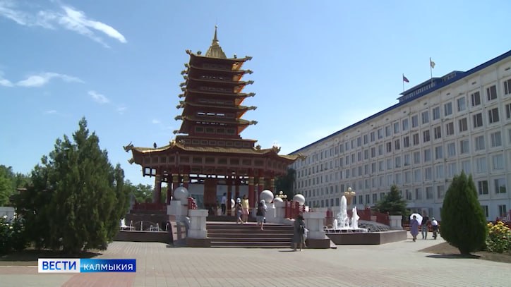 Жители Калмыкии осторожно относятся к полному переходу на безналичные платежи 79% респондентов в исследовании, проведённом популярным сервисом по поиску работы, выступили против полного отказа от наличных денег. Лишь 13% готовы полностью перейти на электронные платежи. В опросе приняли участие представители экономически активного населения из Калмыкии. Основные причины сохранения доверия к банкнотам и монетам — сложности с картами в малом бизнесе, эмоциональная привязанность к «живым» деньгам и опасения потери приватности и доступности платежей без интернета. Опрос проводился с 21 по 29 апреля. Количество участников не раскрывается. Быть в курсе Прислать новость