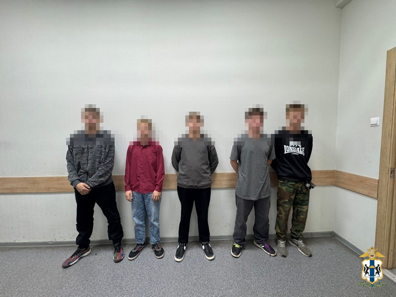 В Новосибирске нашли унизивших и избивших сверстника подростков Сотрудники отдела полиции Центральный в ходе оперативно розыскных мероприятий установили группу подростков подозреваемых в противоправных действиях Об этом сообщает телеграм канал mvd 54 2 октября Речь идет об инциденте случившемся в понедельник недалеко от площади Ленина Пятеро подростков поставили на колени сверстника и заставили его извиняться за национальность Информация появилась в ряде СМИ и телеграм каналов Нападавшими оказались подростки в возрасте от 13 до 17 лет Указанные лица опрошены полицейскими в настоящий момент устанавливаются все обстоятельства произошедшего сообщили в полиции