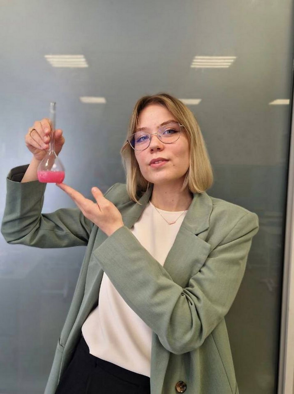 Преподаватель химии из Первоуральска прошла в полуфинал телешоу «Классная тема!» Юлия Калинина преподаёт в Первоуральском лицее №21. Она вошла в число 35 полуфиналистов четвёртого сезона телешоу. «Обычно дети считают, что химия скучная и сложная – набор каких-то формул, но, на самом деле, химия – это про жизнь, она нас во всем окружает. И именно это я стараюсь донести ребятам на уроках», - сказала Юлия Калинина. Телешоу создано по инициативе Президента России Владимира Путина. Победитель получит возможность записать авторскую образовательную передачу на федеральном канале и сможет делиться знаниями с миллионами зрителей. Всего в рамках отбора в этом году было подано 6,7 тысячи заявок от педагогов со всей страны. «Профессия учителя – главная на земле, ведь педагоги не просто дают знания, они формируют будущее нашей страны. Проект «Классная тема!» – это возможность показать всей России, насколько яркой, творческой и вдохновляющей может быть работа педагога. Учителя-участники доказывают, что даже самый сложный предмет становится захватывающим, когда его преподают настоящие профессионалы своего дела» – отметил министр просвещения Российской Федерации Сергей Кравцов.
