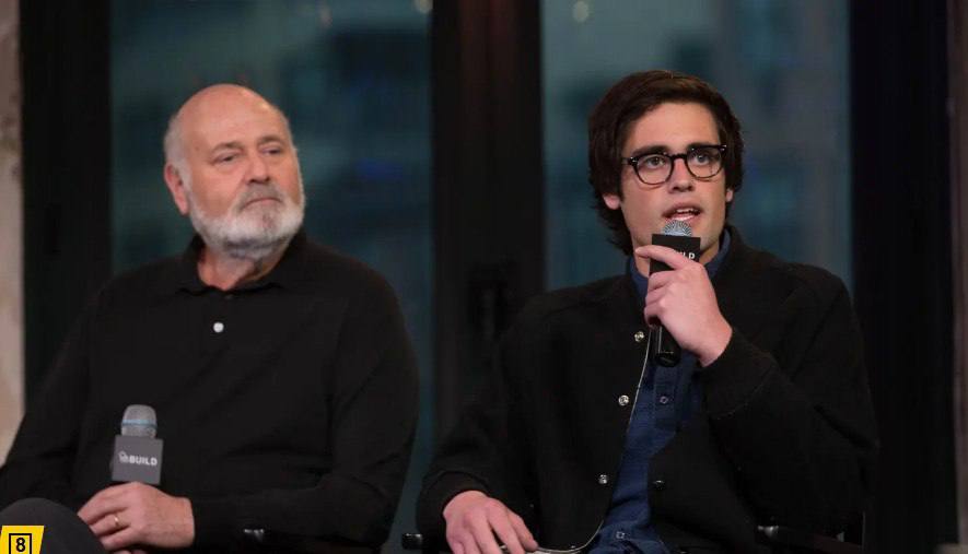 Американская действительность дети и наркотики Сына замечательного американского режиссера Роба Райнера задержали по обвинению в убийстве родителей Полиция задержала Ника Райнера по обвинению в убийстве родителей сообщает издание Page Six 32 летний сын голливудского режиссера помещен в тюрьму Паркер центр в Лос Анджелесе Сумма залога для его освобождения из под стражи составляет 4 млн долларов В 2016 году Райнер младший заявил в интервью журналу People о своей наркотической зависимости По его словам с 15 лет он неоднократно попадал из за этого в рехабы уходил из дома а также испортил отношения с семьей Портал TMZ со ссылкой на собственный источник сообщает что режиссеру могли перерезать горло во время семейной ссоры По данным инсайдера один из членов семьи перерезал горло Робу и Мишель Райнер в их особняке в Лос Анджелесе Одна из дочерей пары нашла их и заявила полиции что подозревать нужно опасного члена семьи Робу Райнеру было 78 лет а его жене 68