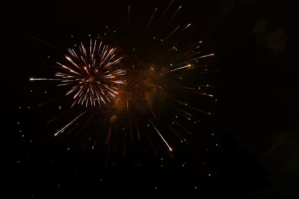 Для запуска фейерверков в Челябинске создали три специальных площадки   gubernia74 ru articles society 1137776 Адреса локаций где официально разрешили запускать в новогоднюю ночь фейерверки распространят через домовые чаты При этом глава города Алексей Лошкин на сегодняшнем аппаратном совещании отметил что запуск фейерверков во дворах и пешеходных зонах по прежнему остается серьезной проблемой   t me chgub