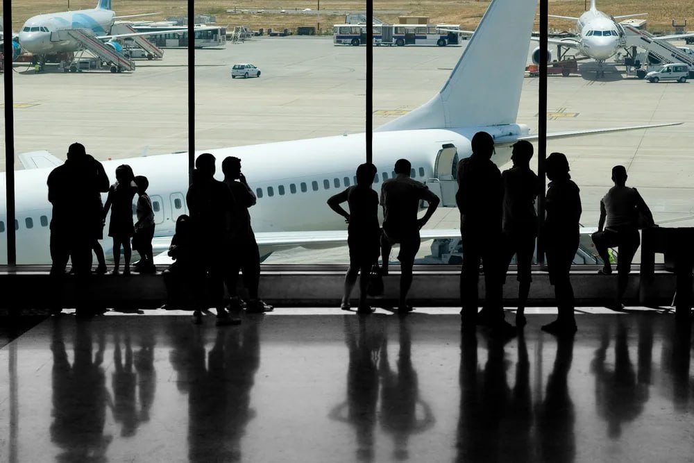 Россияне этой зимой могут долететь прямыми рейсами в 41 страну Это следует из зимнего расписания аэропортов В то время как Турция является главным направлением по частоте полетов более 400 в неделю и разнообразию авиаперевозчиков Китай выходит вперед по географии доступны 18 городов Гонконг а с 22 декабря еще и Макао В числе государств куда можно полететь напрямую также Сербия Таиланд Египет Вьетнам Монголия Куба и Венесуэла При этом cсамым эксклюзивным направлением считается КНДР Прямое авиасообщение между Москвой и Пхеньяном обслуживает перевозчик Nordwind совершающий рейсы примерно раз в месяц Подписаться на truekpru Читать нас в MAX