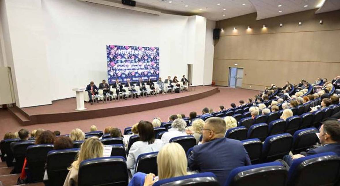 Легкая промышленность России стратегический курс на устойчивый рост Итоги пленарной сессии выставки ИНТЕРТКАНЬ 2025 Осень 26 августа 2025 года в Москве в МВЦ Крокус Экспо состоялась пленарная сессия Стратегия развития легкой промышленности РФ фокус на устойчивый рост открывшая деловую программу 18 й Международной общеотраслевой выставки текстильной и легкой промышленности ИНТЕРТКАНЬ 2025 Осень В мероприятии приняли участие ключевые представители власти бизнеса и науки а также ведущие отраслевые эксперты Пленарная сессия прошла в духе конструктивного диалога вселяющего оптимизм в участников отрасли и нацеленного на системное развитие легкой промышленности России Участники сошлись во мнении что объединение усилий государства и бизнеса создание прозрачных равных условий для производителей особенно малого и среднего бизнеса и выверенная государственная политика поддержки это ключ к преодолению современных вызовов и устойчивому развитию отрасли Монокль главное о русском бизнесе и не только Подписаться