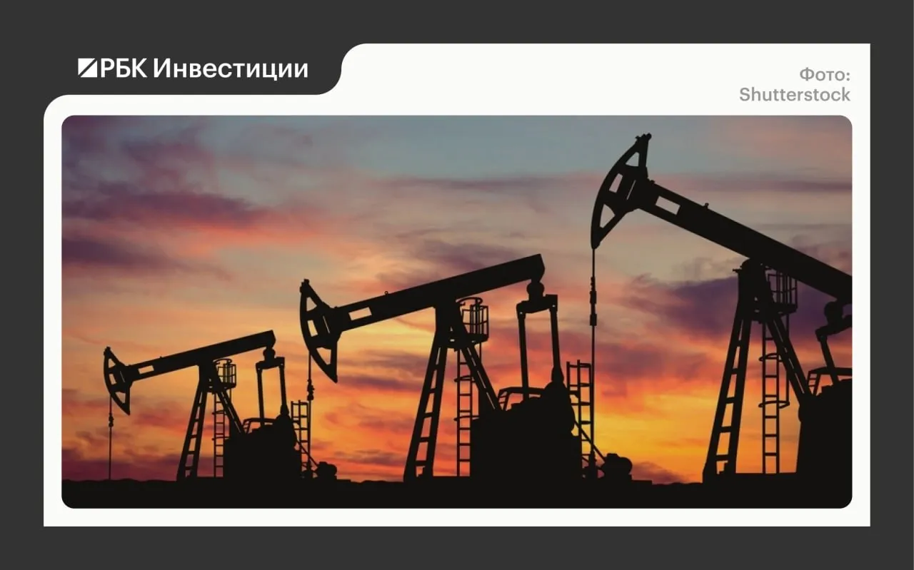 Аналитики Goldman Sachs повысили прогнозы цен на нефть Goldman Sachs повысил прогнозы цены Brent на четвертый квартал до 90 ранее 80 При этом в банке ожидают что во втором квартале средняя цена нефти составит 100 а в третьем 93 за баррель Новый прогноз Goldman Sachs предполагает нормализацию экспорта из стран Персидского залива через Ормузский пролив к концу июня ранее ожидалось к середине мая а также более медленное восстановление добычи в регионе По оценке Goldman Sachs потери добычи нефти на Ближнем Востоке в размере 14 5 млн барр в сутки приводят к рекордному сокращению мировых запасов на уровне 11 12 млн барр в сутки в апреле Банк ожидает что мировой рынок нефти перейдет от профицита в 1 8 млн барр в сутки в 2025 году к дефициту в 9 6 млн барр в сутки уже во втором квартале текущего года Подробнее Goldman Sachs повысил прогноз цены барреля Brent до 90 к концу 2026 года Подписаться на канал Мы в Максе