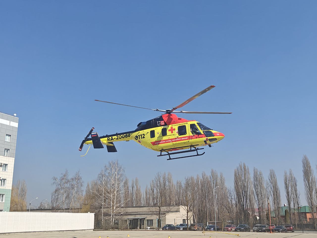 Участника СВО попавшего в ДТП на трассе М4 Дон в Липецкой области доставили в областную клиническую больницу на вертолете санавиации 32 летний мужчина ехал в отпуск в Северодвинск из части в Херсонской области Под Задонском парень попал в серьезное ДТП В результате аварии у него был выявлен перелом шейного отдела позвоночника Слаженные действия специалистов позволили своевременно доставить пациента в ЛОКБ Нейрохирурги выполнили операцию по декомпрессии спинного мозга установили стабилизирующую металлоконструкцию В настоящий момент пациент находится в отделении реанимации готовится к переводу в палату отделения нейрохирургии Подвижность в конечностях восстановлена