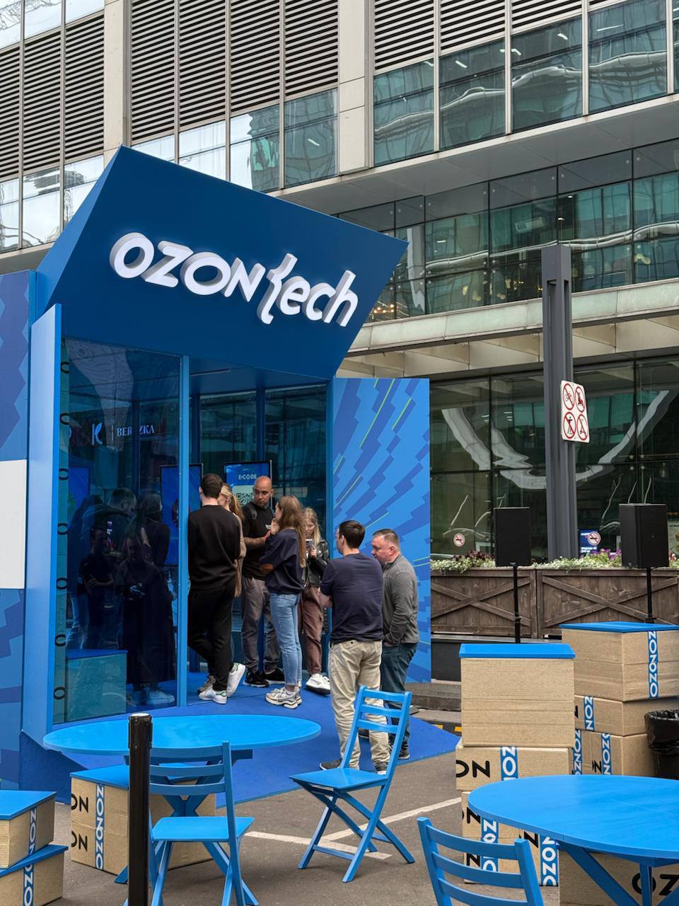 В Москва Сити появилась гигантская коробка Ozon Tech Это приглашение на конфу E CODE 2025 и отсылка к тому что за получением обычного заказа стоит большая работа команды На промо к E CODE можно получить баллы за активности обменять их на бабл ти и вафли Такое нам по вкусу Коробка в Сити у 4 выхода из Афимолла заглядывайте КиберХаб БотGPT