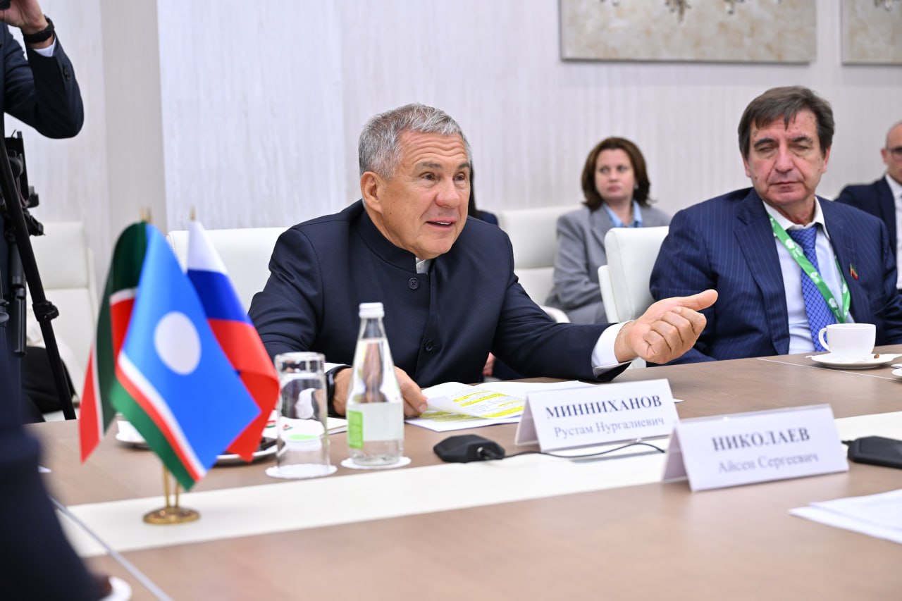 На Татарстанском нефтегазохимическом форуме прошла рабочая встреча с Раисом Республики Татарстан Рустамом Нургалиевичем Миннихановым Наше общение ещё раз подтвердило что отношения между Республикой Саха Якутия и Республикой Татарстан строятся на доверии взаимоуважении и культурной и исторической близости наших народов Мы последовательно укрепляем сотрудничество в самых разных сферах На встрече мы обсудили их укрепление и развитие в частности в сфере культуры образования спорта и инноваций Отдельно остановились и на промышленной кооперации На выставке форума мы увидели конкретные примеры взаимодействия предприятия Якутии и Татарстана уже сотрудничают поставляют оборудование и материалы Это создаёт основу для дальнейшего роста межрегионального товарооборота Летом этого года в Якутске с большим успехом прошёл юбилейный XXV Федеральный Сабантуй который объединил десятки тысяч гостей стал настоящим символом дружбы и взаимопонимания Именно благодаря этому празднику состоялось плодотворное общение между делегациями городов Якутска и Нижнекамского муниципального района по итогам которого было принято решение о развитии двусторонних связей Сегодня этот процесс получил практическое продолжение в подписании Меморандума об установлении побратимских отношений между Якутском и Нижнекамском Уверен что новые договорённости придадут дополнительный импульс нашему сотрудничеству и принесут ощутимую пользу жителям Якутии и Татарстана Подписывайтесь на мой канал в MAX